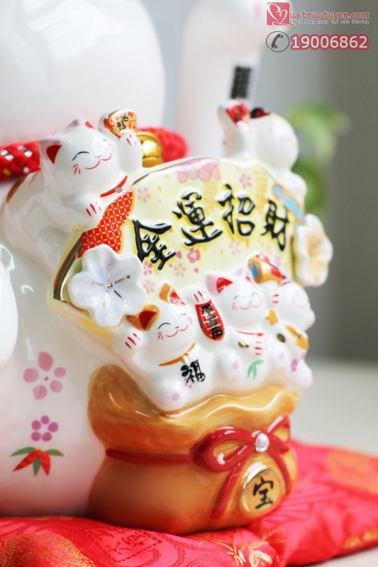Phía dưới sản phẩm còn có một tấm đệm lót bằng bông bọc vải đỏ Meo-than-tai-kim-van-9070-3