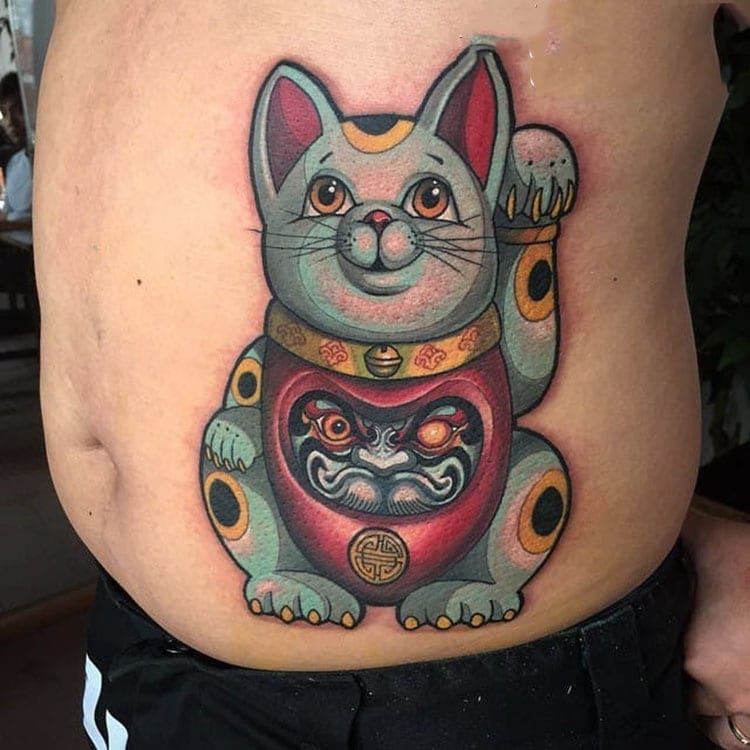 Mẫu tattoo mèo thần tài và daruma xăm ở bụng